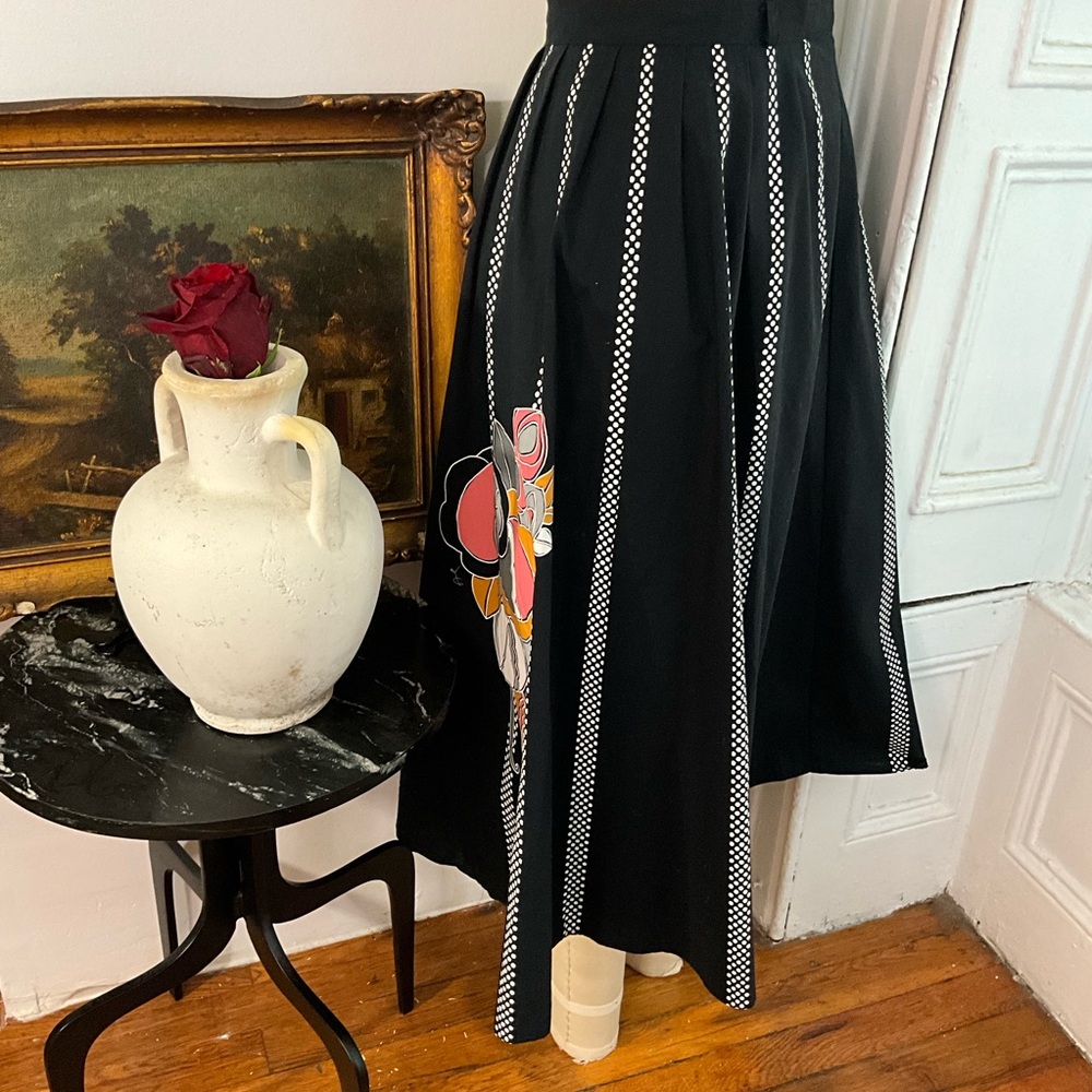 50s Black and white polka dot circle skirt with a large salmon graphic flowers - Picture 4 of 10